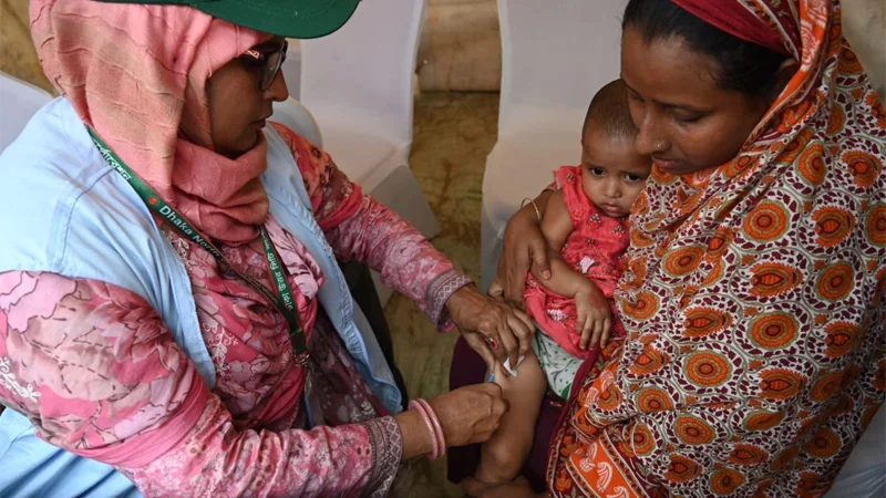ঢাকা-খুলনায় আরও ১০ শিশুর মৃত্যু, টিকাকেন্দ্রে ভোগান্তি